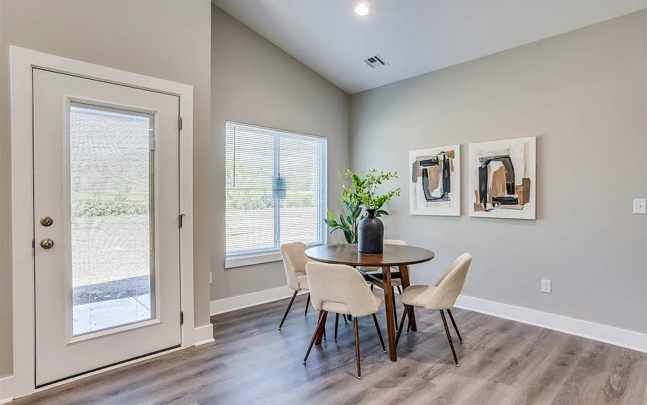 4 bed, 1376 sqft, $1,645 — Photo 3
