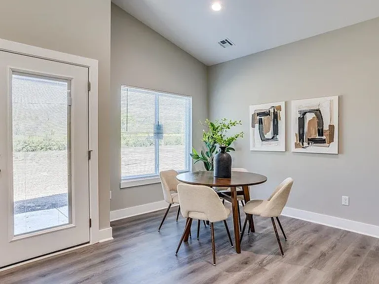 4946 N Vassar Ave — Photo 3