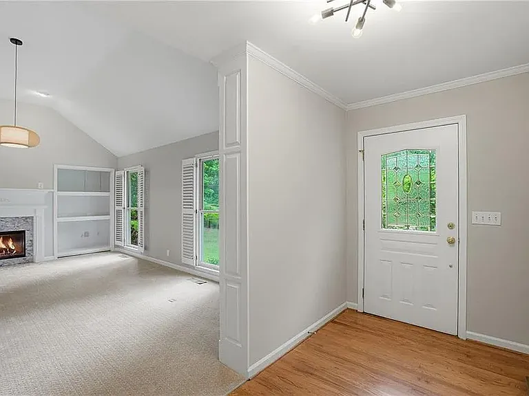 13 Bedford Rdg NW — Photo 2