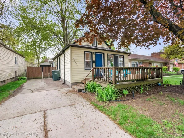 21718 Elizabeth St, Saint Clair Shores, MI 48080