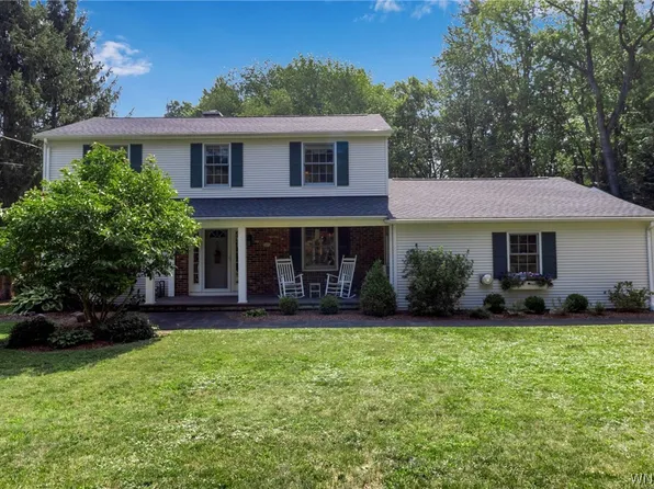 208 Treehaven Dr, East Aurora, NY 14052
