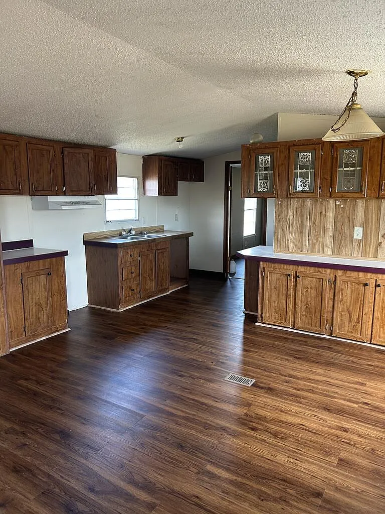 3 bed, 1216 sqft, $1,100 — Photo 3