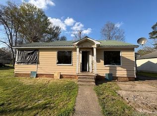 910 E 2nd St, Hope, AR 71801