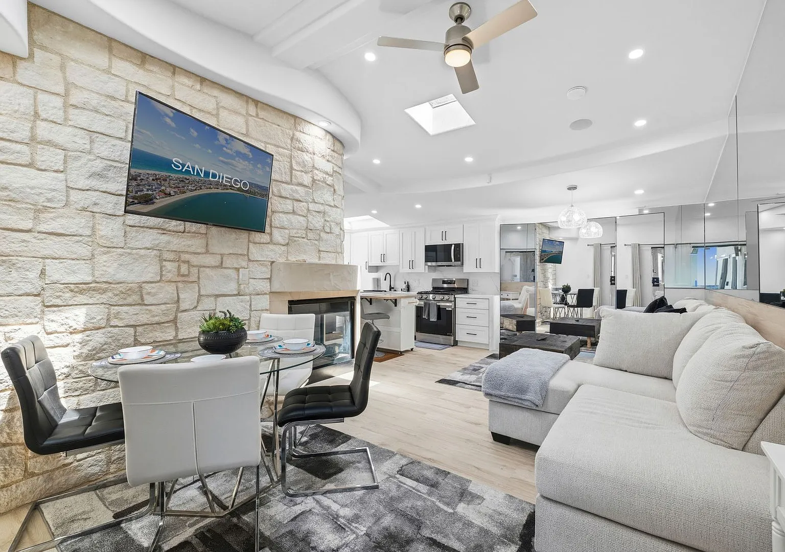 Fully Furnished Oceanfront Condo on Mission Beach Boardwalk — Photo 4
