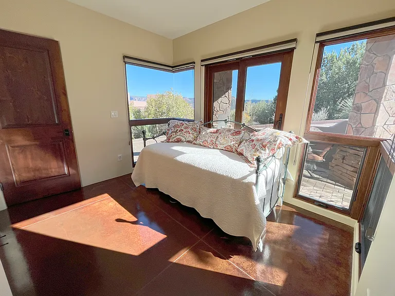 Master Suite 4 On-Suite Lounge