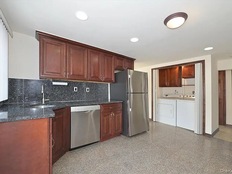 9 Cabot Rd W — Photo 15