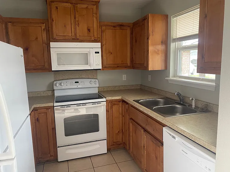 111-113 Cherokee — Photo 3