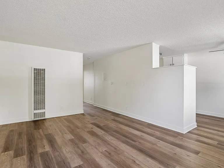 558 N Kenmore Ave #204 — Photo 3