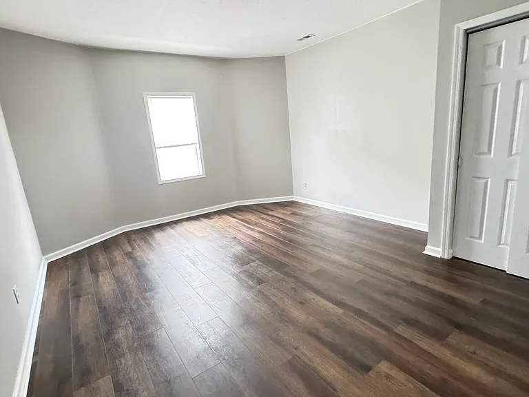 711 W Charles St #1 — Photo 11