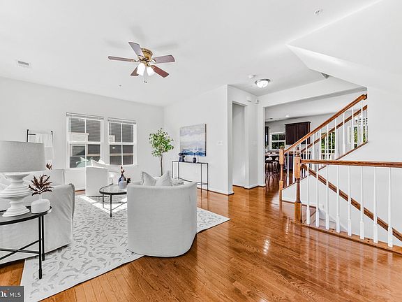 4th image of 546 Fox River Hills Way