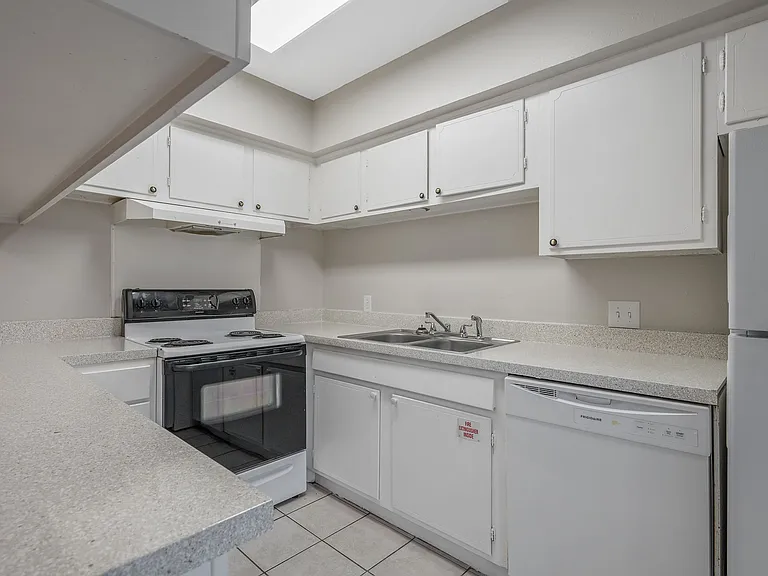 Barclay Apartments - ASK ABOUT OUR SPRING MOVE-IN SPECIAL TODAY! — Photo 35