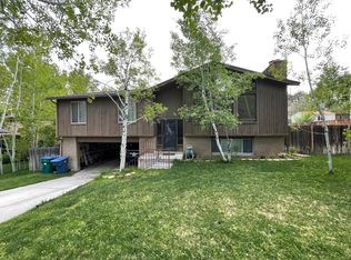 9860 S Wimbleton Dr, Sandy, UT 84092
