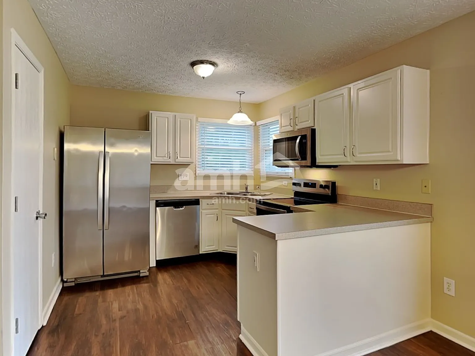 3 bed, 2.5 bath, 1240 sqft, $2,045 — Photo 3