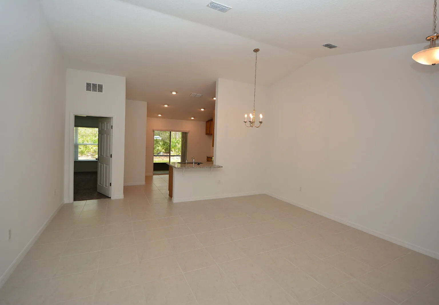 3 bed, 2.0 bath, 1215 sqft, $1,800 — Photo 3