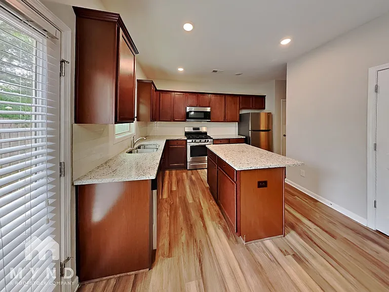 541 Lanier Ct — Photo 7