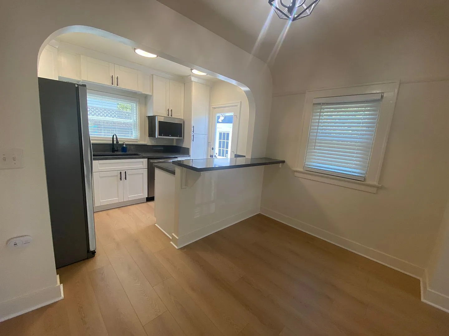 Cute two bedroom, one bathroom single family home located in Normal heights available now — Photo 4