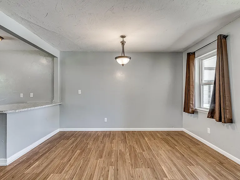 820 E Carroll Ln — Photo 6