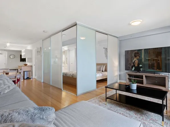 718 Main St #406, Vancouver, BC V6A 0B1