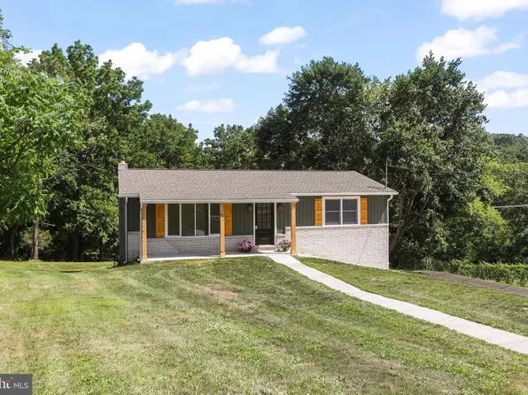 14 Waterfront Dr, Hanover, PA 17331