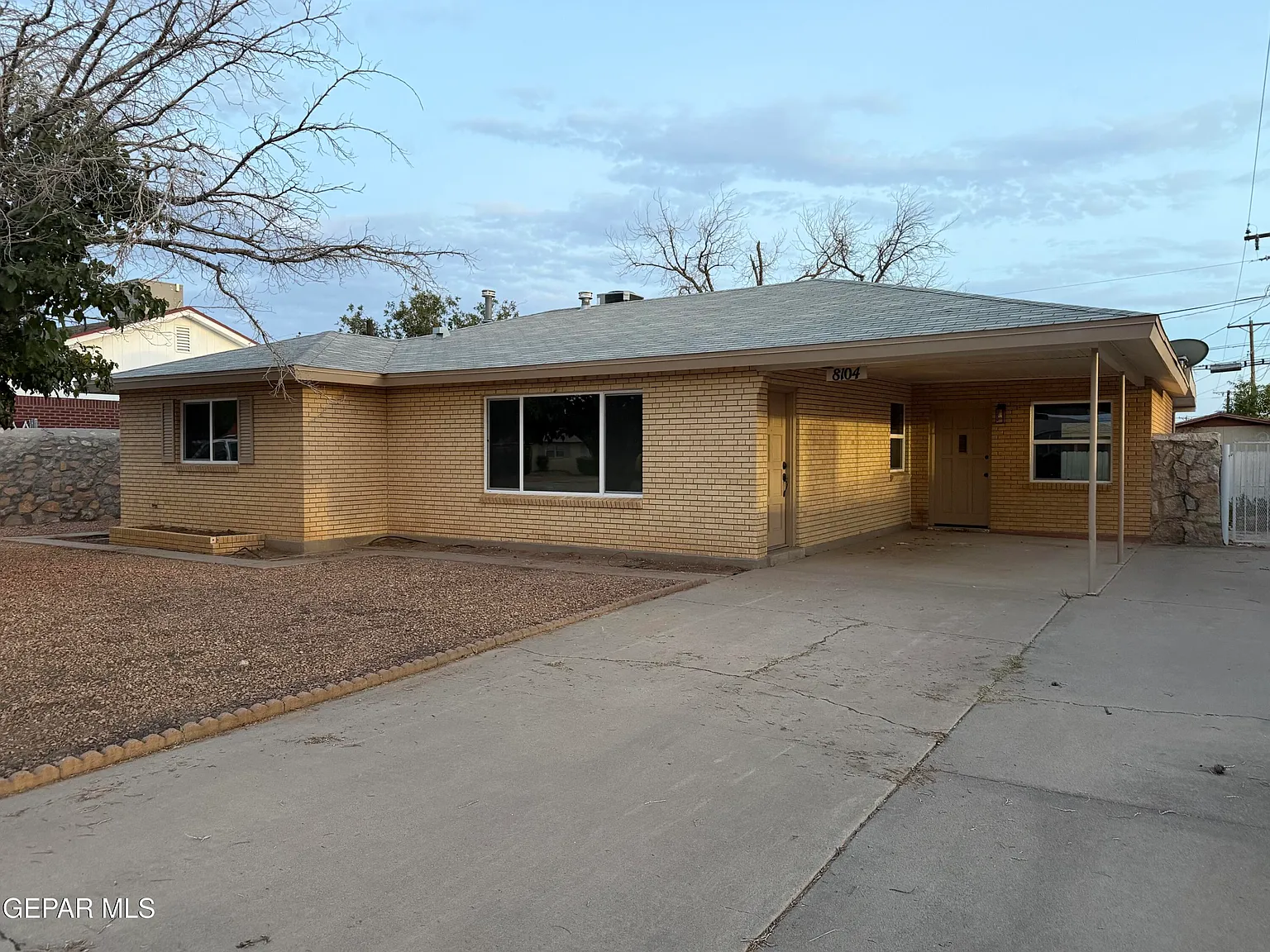 3 bed, 2.0 bath, 1827 sqft, $2,000 — Photo 2