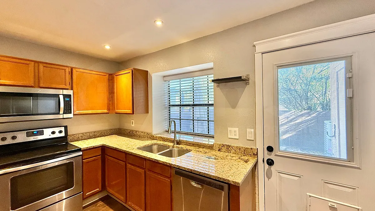 2 bed, 1.5 bath, 954 sqft, $1,900 — Photo 3