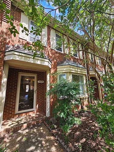 1019 Llewellyn Mews Photo 1
