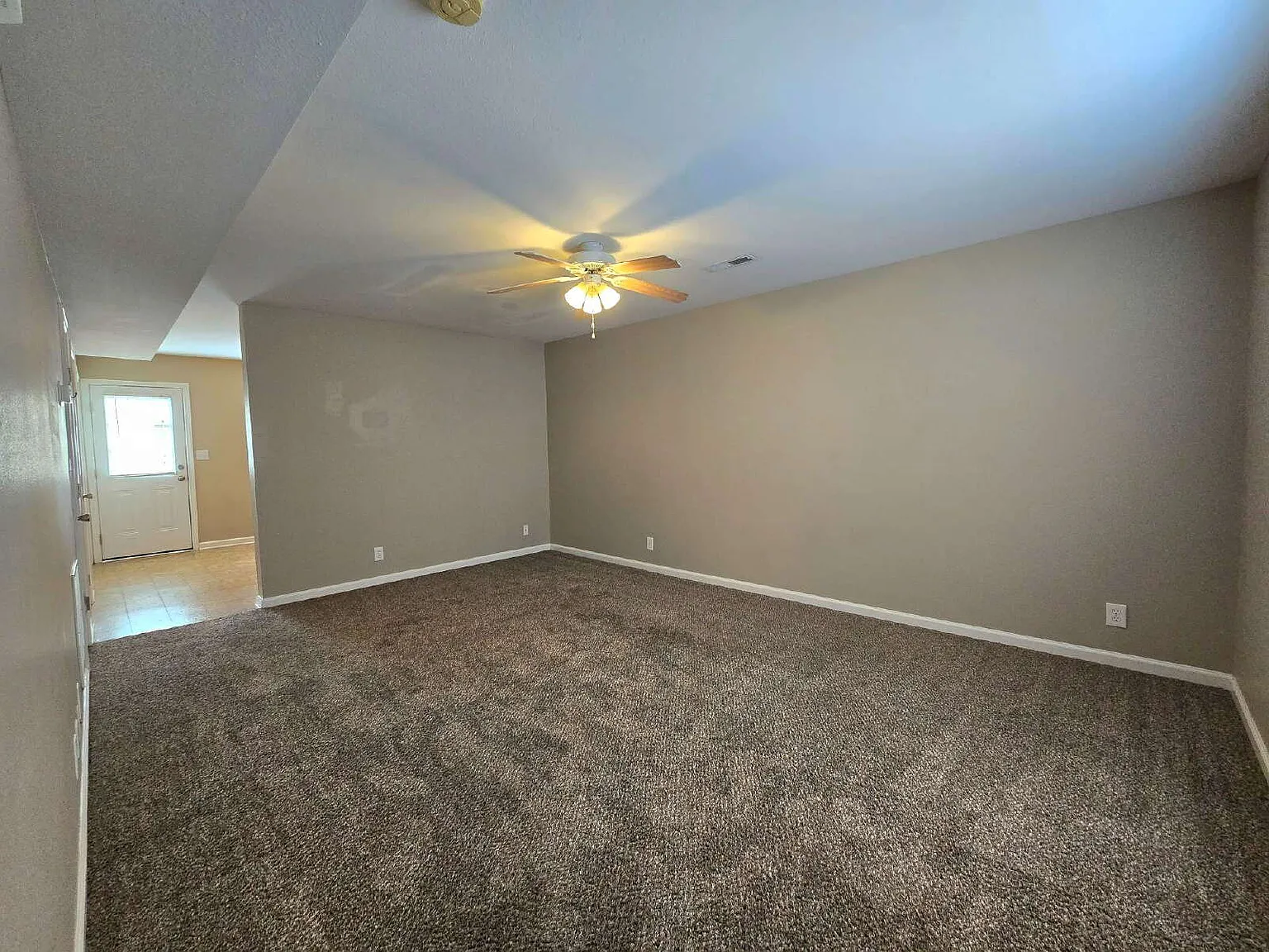 2 bed, 1.5 bath, 1020 sqft, $950 — Photo 2