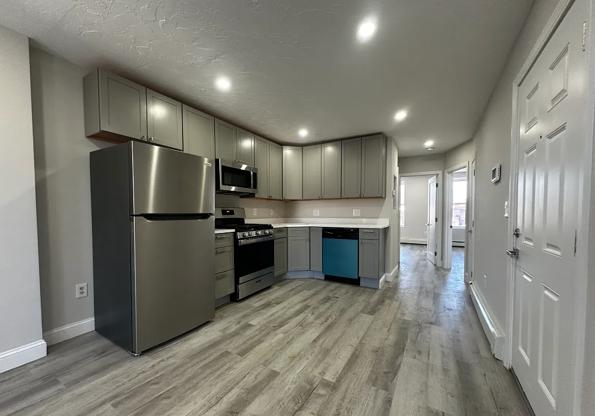 3 bed, 9999 sqft, $3,000 — Photo 1