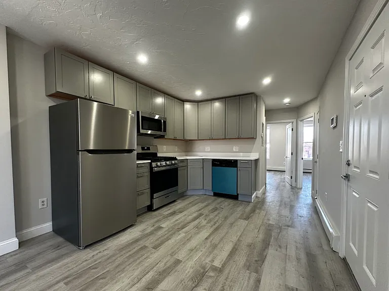90 Hammond St #4F — Photo 1