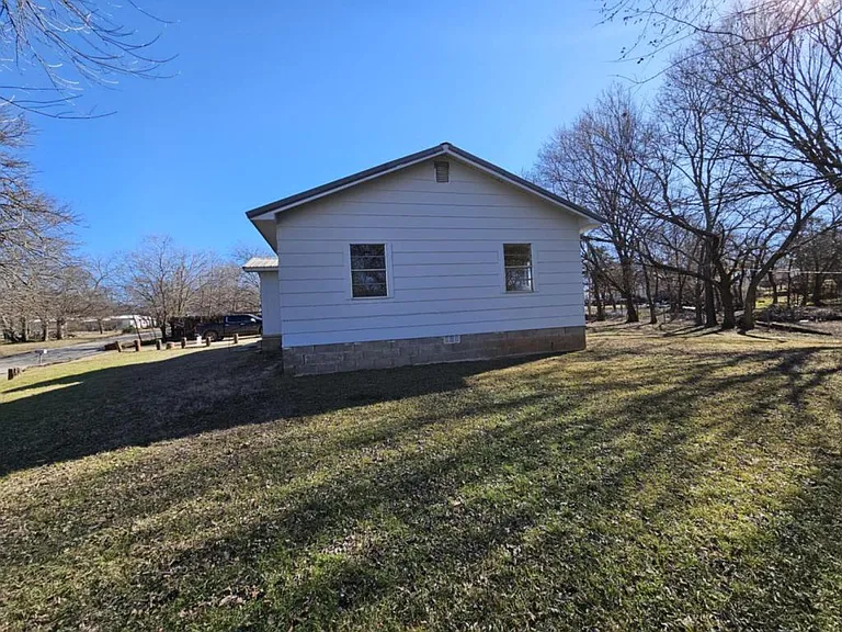 517 E Vinita Ave — Photo 3