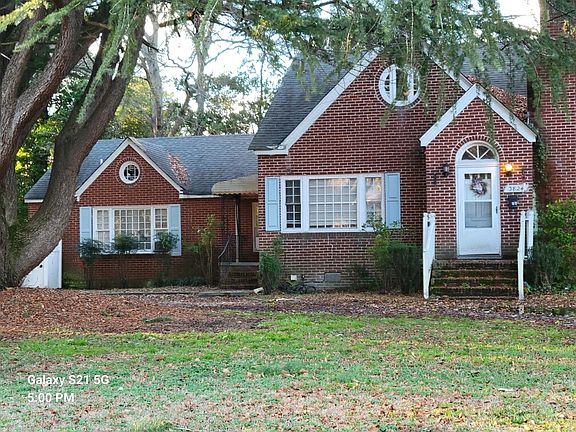 Apt B entrance is to the left of the central picture window.