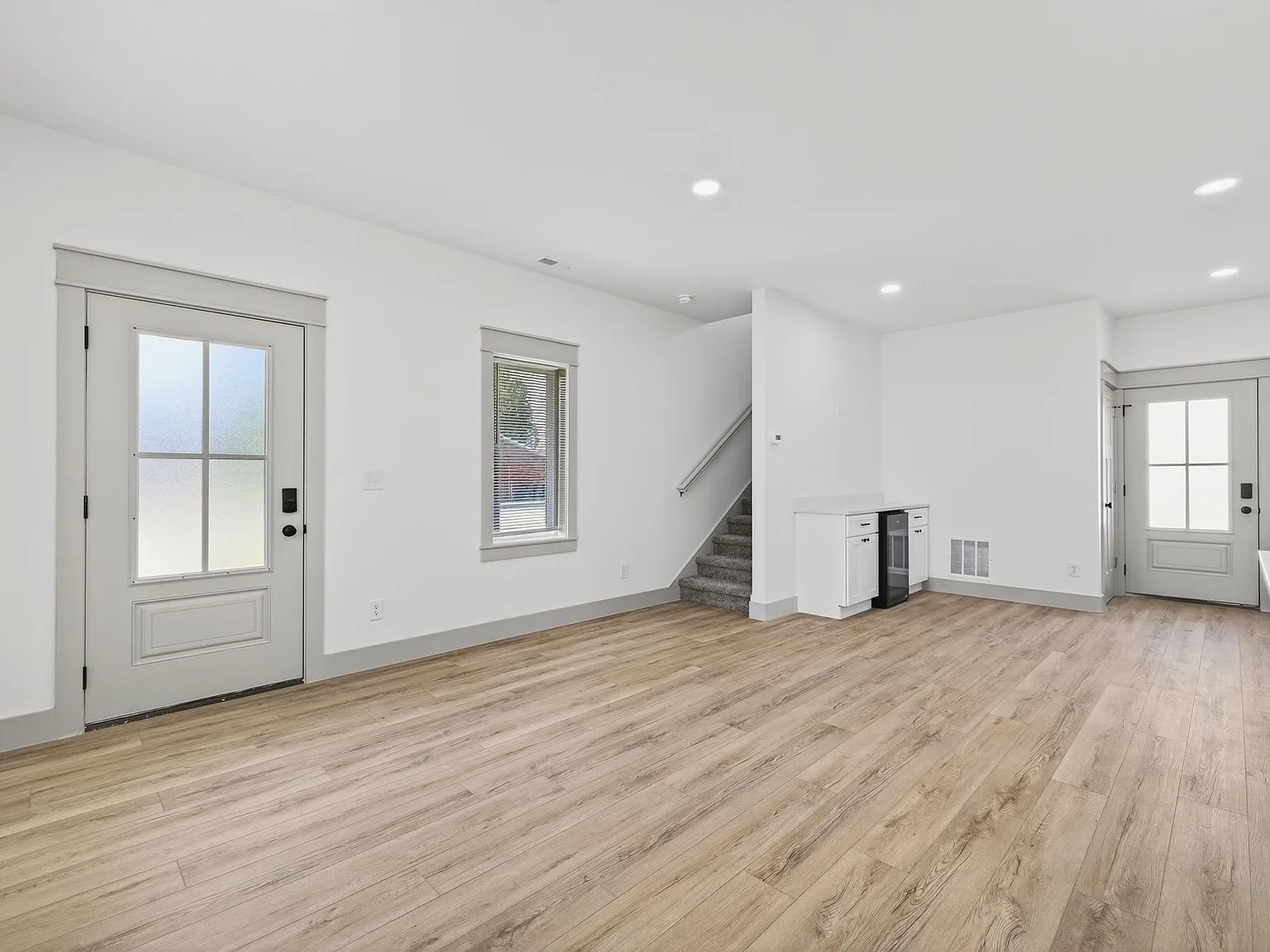 August 2025 Brand New Luxury Build! 4 Bed, 4 Bath Townhome! — Photo 4