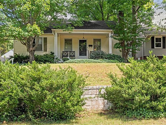 4th image of 2379 Parkway Dr
