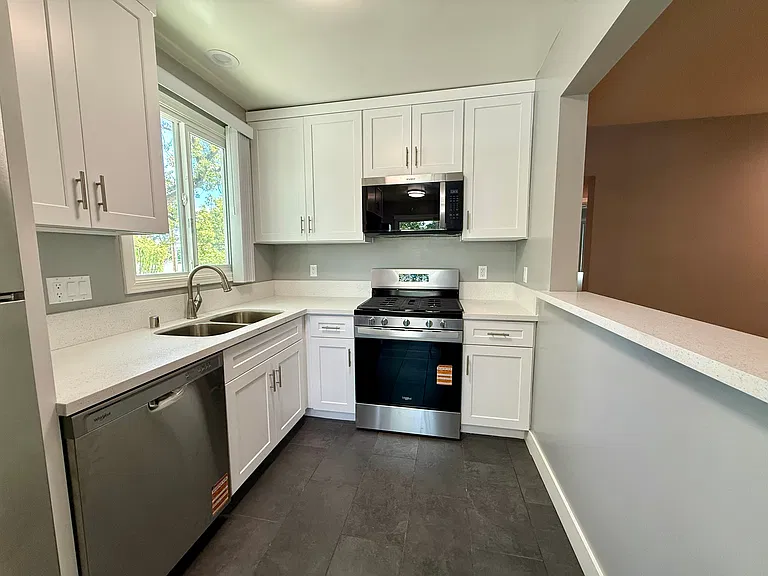 3000 W Victory Blvd #200 — Photo 9