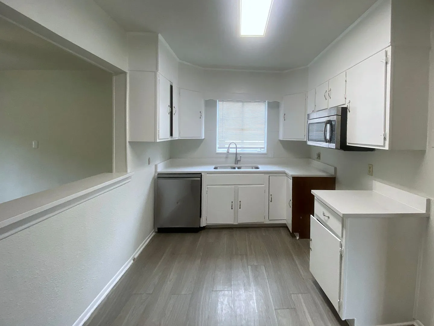 Newly Remodeled 3 bd | 2 ba Available Now! Located near Basse Rd/Blanco Rd minutes from Alamo Qua... — Photo 4