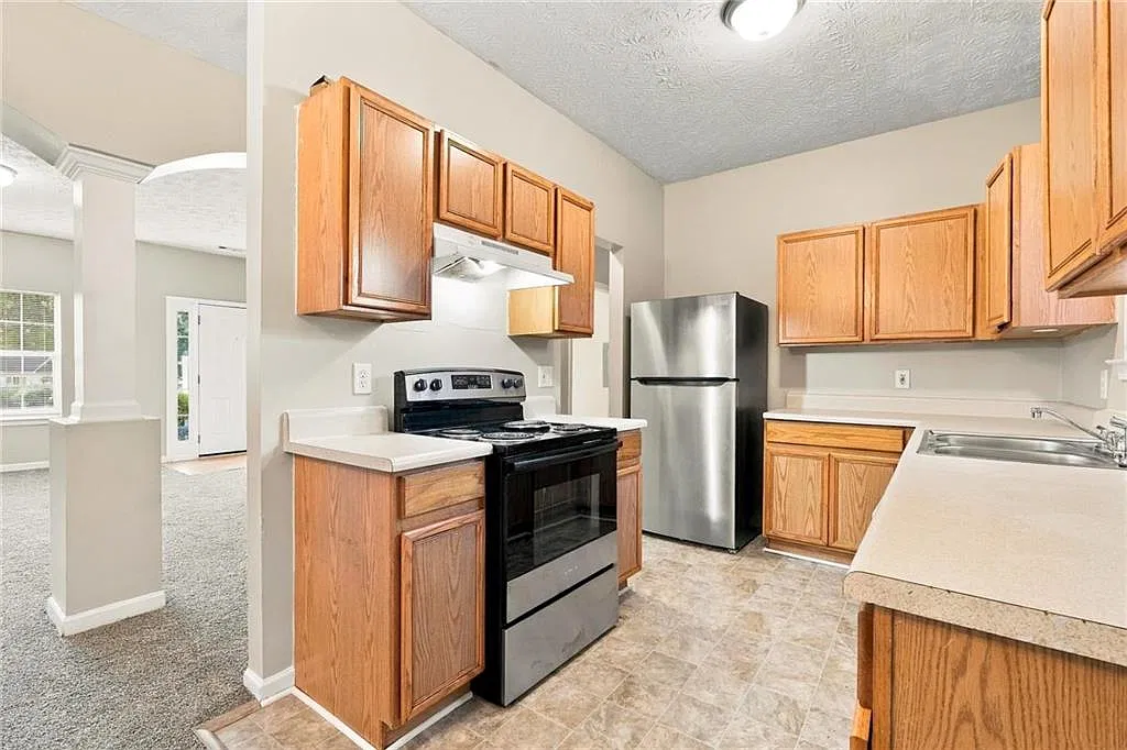 3 bed, 2.5 bath, 2088 sqft, $1,915 — Photo 3