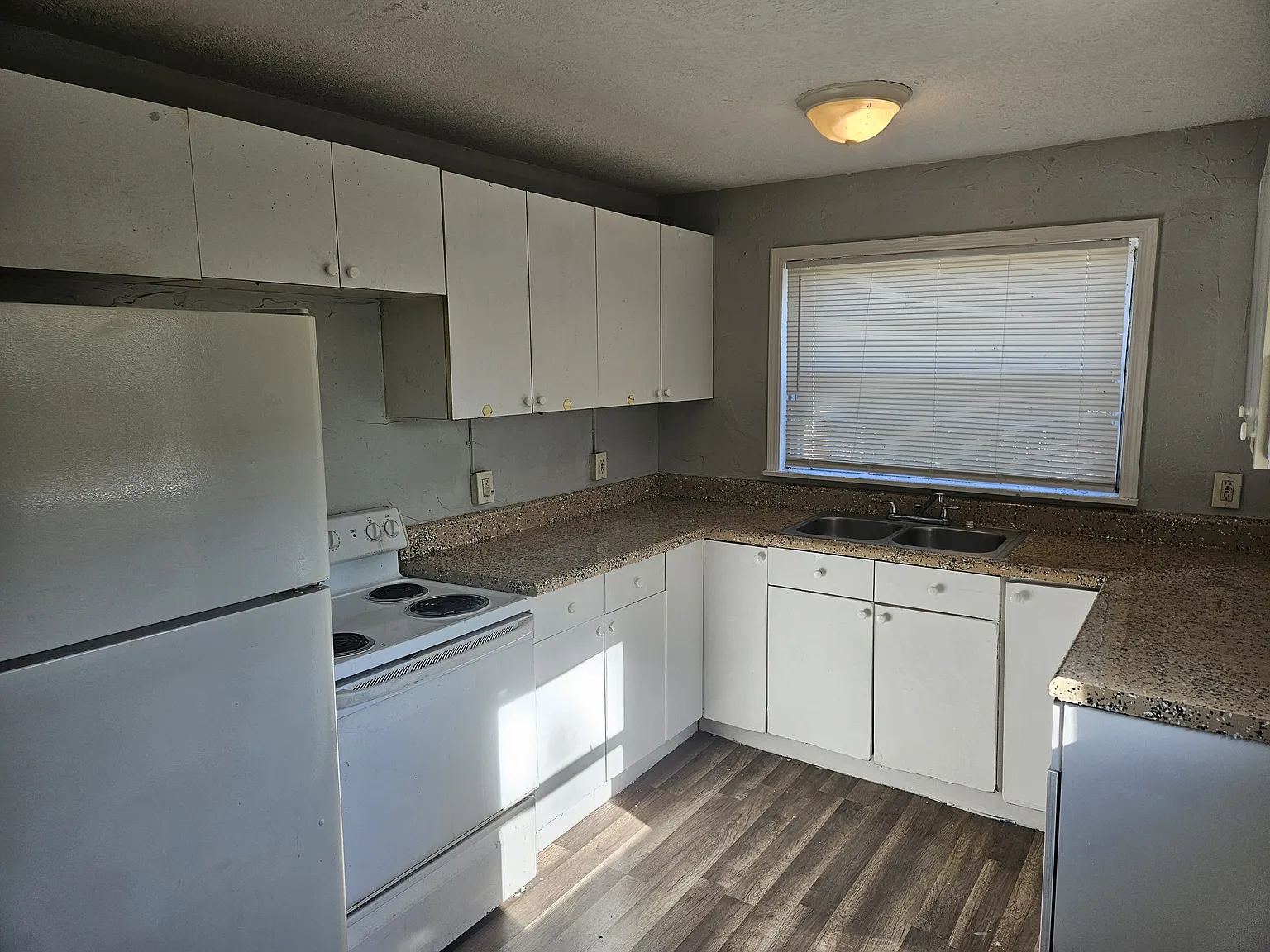 3 bed, 976 sqft, $1,800 — Photo 2