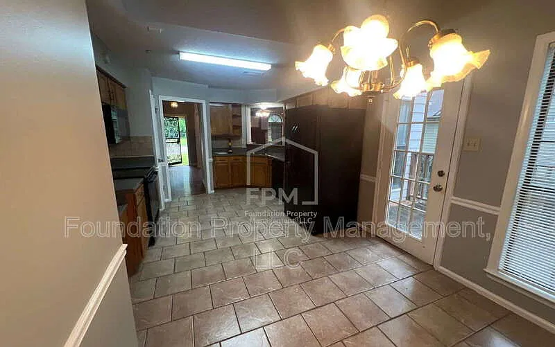 4 bed, 2.5 bath, 3296 sqft, $2,100 — Photo 4