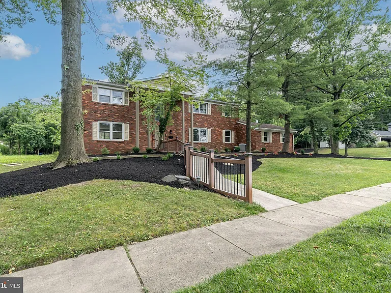 1800 Lark Ln — Photo 2