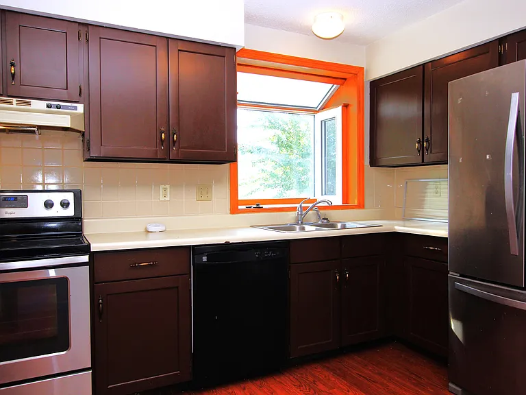 504 Pioneer Dr — Photo 5