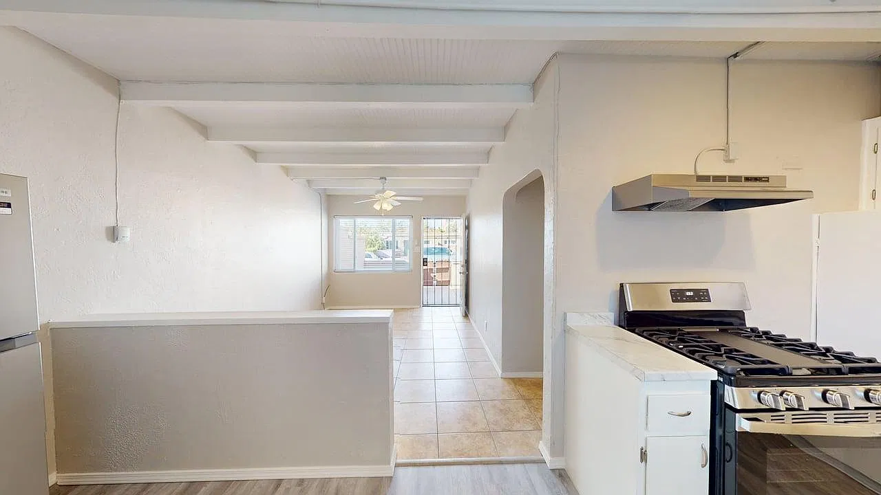 Updated 1 Bed / 1 Bath Apartment w/ Priavte Yard — Photo 4