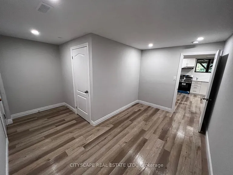 2361 Victoria St N — Photo 22