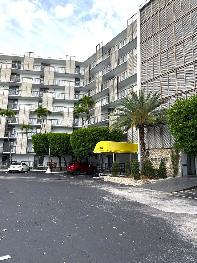 1 bed, 1.5 bath, 741 sqft, $1,850 — Photo 1