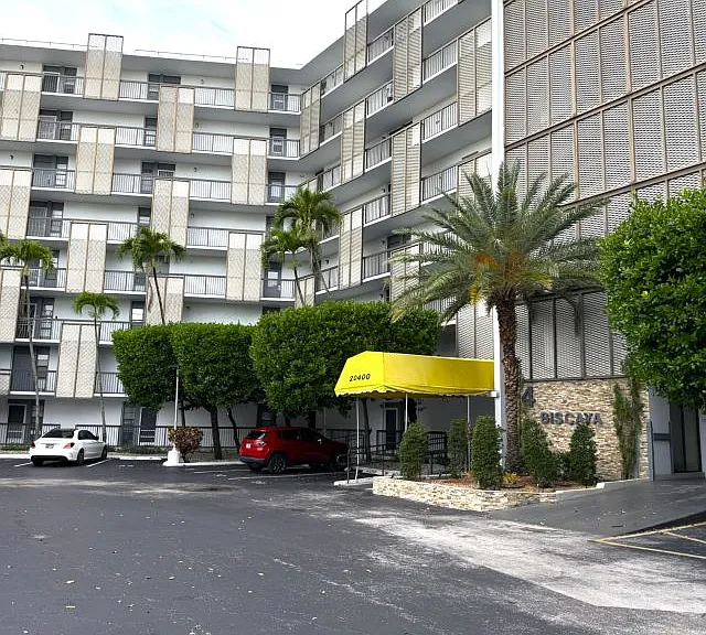 20400 W Country Club Dr #216 — Photo 1