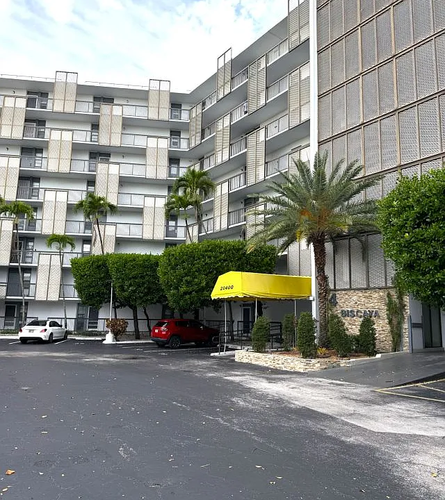20400 W Country Club Dr #216