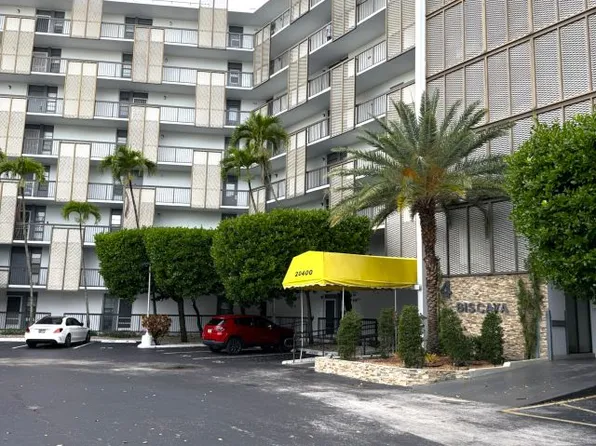 20400 W Country Club Dr, Aventura, FL