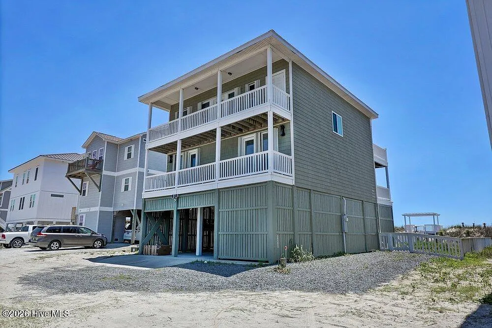 4 bed, 2.5 bath, 1942 sqft, $2,900 — Photo 2