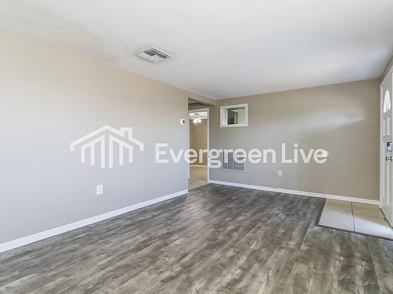 4920 Phoenix Ave — Photo 4