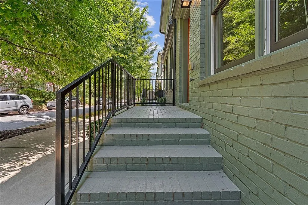 3 bed, 3.5 bath, 1944 sqft, $2,700 — Photo 2