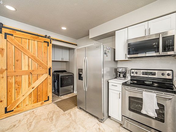 4th image of 745 Boulder Loop